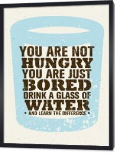 Nie jesteś głodny, po prostu się nudzisz. Wypij szklankę wody i poczuj różnicę. Kreatywny cytat motywacyjny wektora