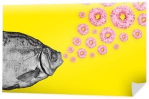 Koncepcja ryb i pączków na kolorowym tle. Kolaż sztuki współczesnej.