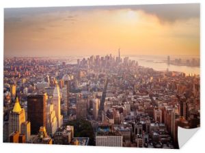 Widok z lotu ptaka na Nowy Jork oświetlony wschodzącym słońcem