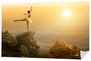 Mistyczne obrazy, tancerz baletowy stoi na krawędzi klifu