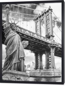 Statua Wolności przeciwko Manhattan Bridge w Nowym Jorku. USA