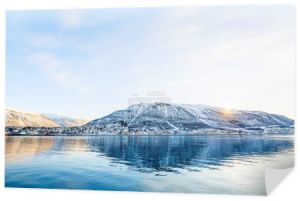 Piękny zimowy krajobraz śniegu objętych miasta Tromsø w północnej Norwegii