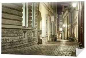 Wąską uliczkę starego miasta w Tallinie, Estonia w porze nocnej. Bruk kamień drogi z przytulne miasto zabytkowe miasto w krajach bałtyckich. Atrakcja turystyczna 