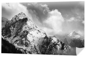 Czarno-biały obraz ośnieżonego szczytu górskiego