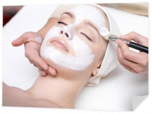 Kobieta otrzymująca maskę na twarz w salonie kosmetycznym