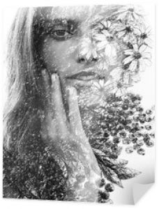 Malowanie. Podwójna ekspozycja portret pięknej młodej kobiety delikatnie dotykającej jej twarzy w połączeniu z ręcznie rysowanym obrazem z motywami kwiatowymi. czarny i biały