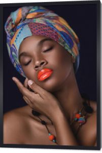 Afrykańska kobieta z kolorowym szalem na głowie