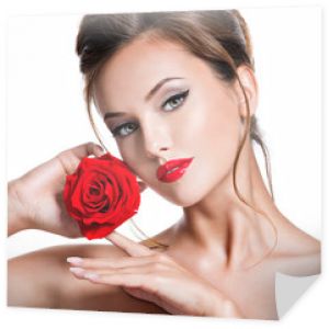 Zbliżenie twarzy pięknej kobiety z czerwoną różą jasny makijaż