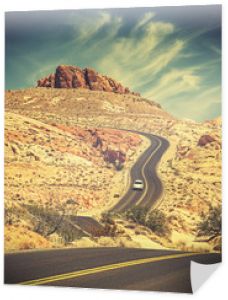Retro stonowana zakrzywiona autostrada pustynna, koncepcja przygody w podróży, USA