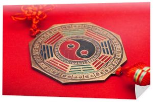 zbliżenie strzał tradycyjnego chińskiego yin i talizman yang na czerwonej powierzchni