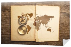 stary otwartą książkę z mapą kompas i świat
