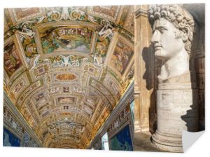 Cezar Augustus głowica posąg w pobliżu obrazów na ścianach i suficie w galerii map w Muzeum Watykańskim