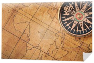 stary kompas i mapę