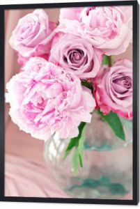 kompozycja kwiatowa z różową piwonią i różami .