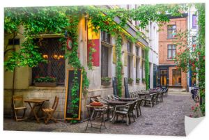 Stara ulica ze stołami restauracji w Antwerpii, Belgia. Przytulny pejzaż miejski w Antwerpii