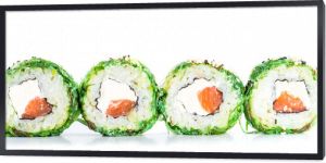 zbliżenie tradycyjnych rolek sushi ze świeżych japońskich owoców morza na