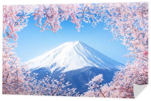 Fujiyama w Japonii w okresie kwitnienia wiśni