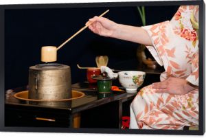 Japońska ceremonia parzenia herbaty prowadzona przez mistrza herbaty (płytkie DOF)