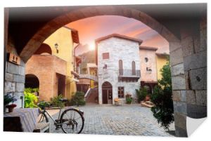 Stare włoskie wieś stylu budynku w rano słońce oświetlenie.