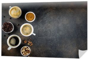 Trzy filiżanki kawy, fasola, mielone kawy i brązowy cukier. Widok z góry ciemnym niebieskim tle wpisanie tekstu
