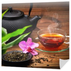 Aranżacja czajnika, szklanki do herbaty, zielonej herbaty i orchidei
