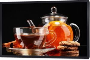 Szklany czajniczek i filiżanka z czarną herbatą owocową i ciasteczkami na białym tle