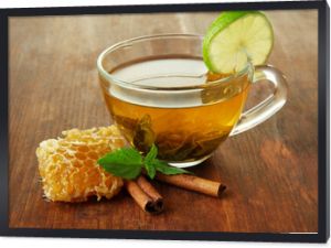 Przezroczysty kubek zielonej herbaty z miodem i cynamonem