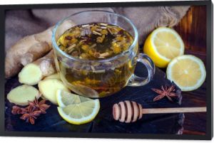 Leczenie herbaty ziołowej w filiżance z cytryną, miodem i imbirem na ciemnym tle