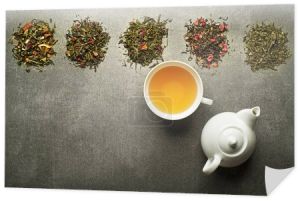 Filiżanka herbaty z suchej herbaty zbiór różnych typów
