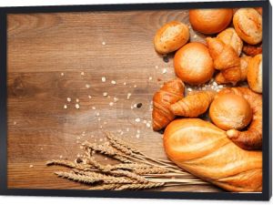 asortyment pieczonego chleba na drewnianym stole