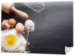 Przygotowanie ciasta. Pieczenia składniki: jaj i mąki. 