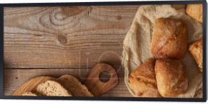 Widok z góry na świeży chleb i bułeczki na drewnianym stole rustykalnym, panoramiczny strzał