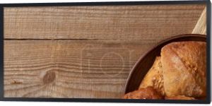 Widok z góry świeżego chleba chleb i bułki w misce na tkaninie na drewnianym stole, panoramiczny strzał