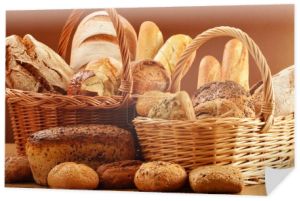 Kompozycja z chleba i bułek w wiklinowym koszu