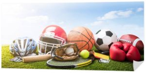 Różne wyposażenie sportowe i piłki na trawie