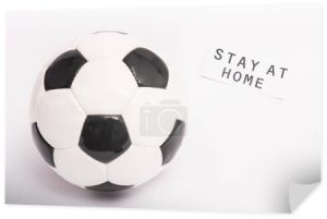 piłka nożna w pobliżu papieru z pobytu w domu litery na białym z miejsca do kopiowania