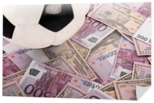 zbliżenie widok piłki nożnej na banknotach euro i dolara, koncepcja zakładów sportowych