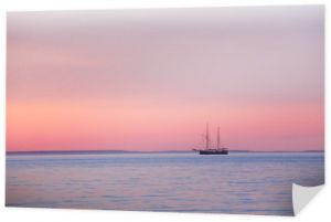 Jacht pływający po Morzu Bałtyckim o zachodzie słońca
