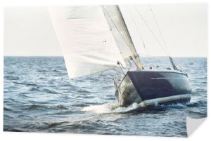 Heeled Sloop sfałszował jacht pływający po otwartym Bałtyku w pogodny dzień. Regaty, wyścigi, sport, rekreacja, zajęcia rekreacyjne, transport, statek morski, przygoda