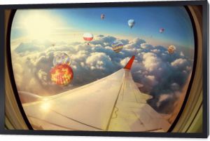 Chmury, niebo i balony widziane przez okno samolotu