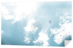 Widok z dołu z lecącego samolotu w błękitne niebo, białe chmury