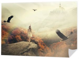Młoda kobieta spacerująca w swoich snach, ciesząca się pięknym jesiennym górskim krajobrazem