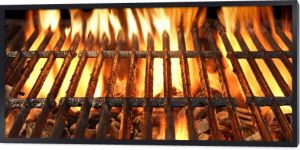 Koncepcja grillowania, pikniku lub gotowania z pustym płonącym węglem drzewnym