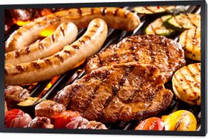 Różne mięsa i warzywa na gorącym grillu