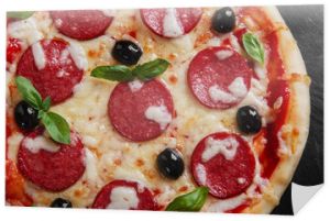 pizza z pomidorem salami i serem