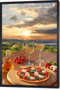Włoska pizza i kieliszki białego wina w Chianti we Włoszech