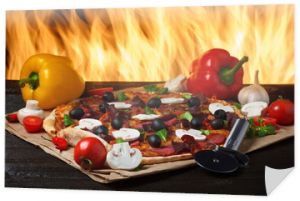 Gorąca pizza z ogniem piekarnika w tle