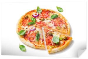 Włoska pizza z topionym serem mozzarella zielone oliwki i pomidor ozdobione świeżych warzyw i liści bazylii. izolowane na białym tle