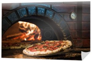 Zobacz proces raw pizza na drewniany piec w brick piec do gotowania z bliska