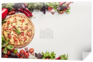 włoska pizza i świeże warzywa